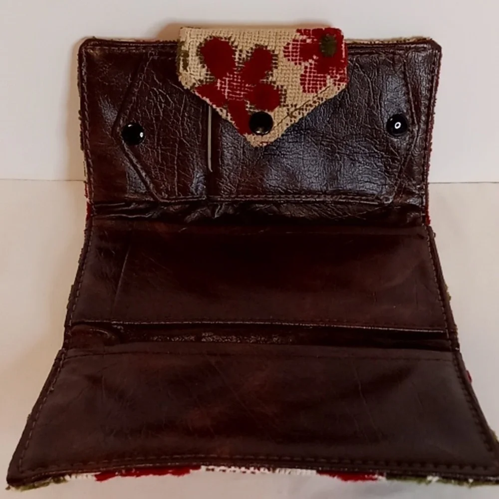 VINTAGE Floral Petite Point Tapestry & Leather Tri-fold Wallet / Clutch